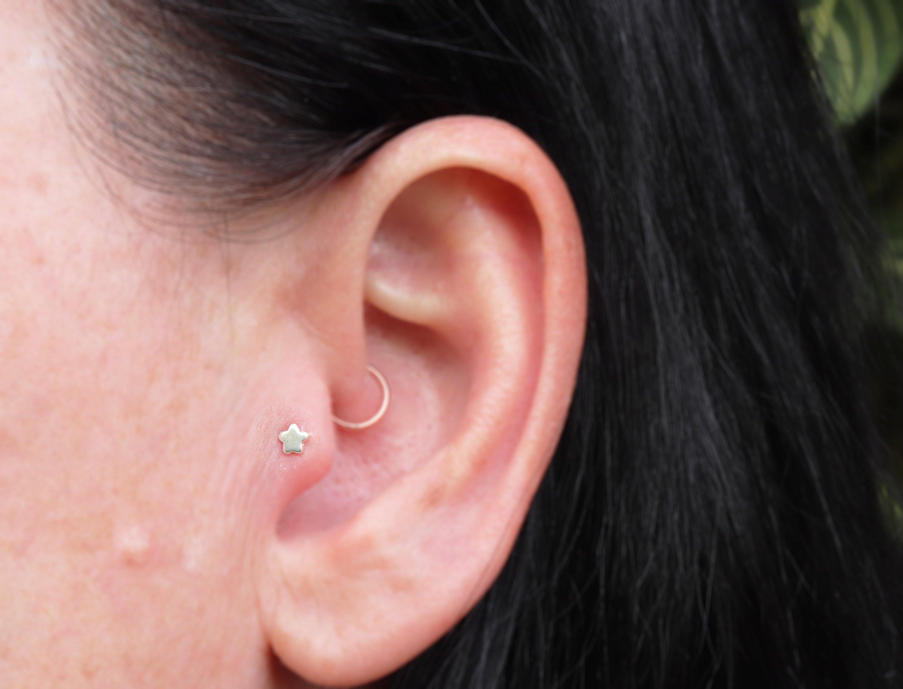 Small tragus store stud